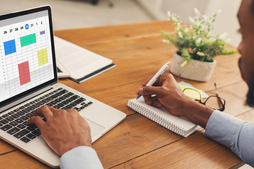 A Guide to Essential Features for Employee Scheduling Software